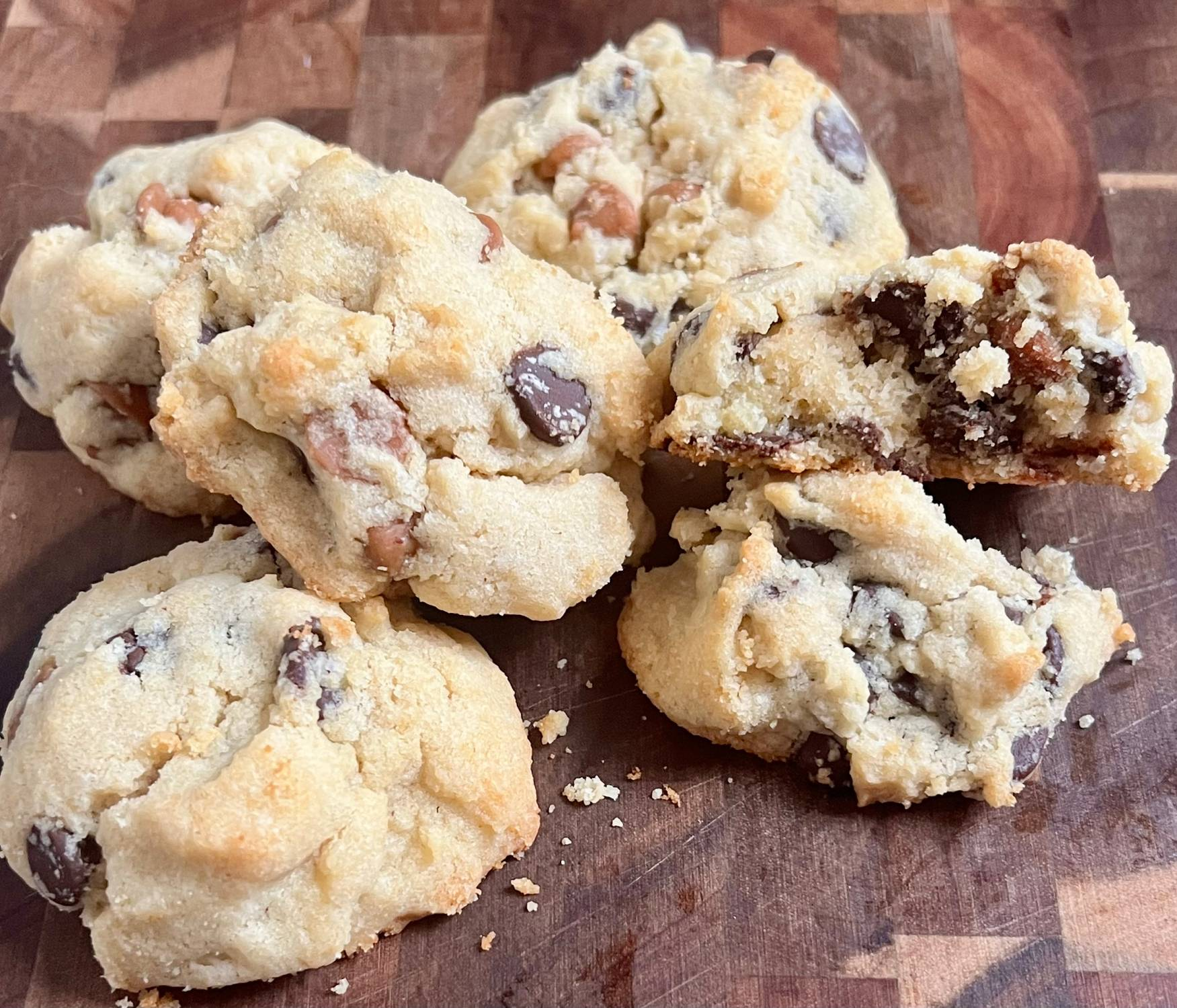 Keto Peanut Butter Chocolate Chip Cookies