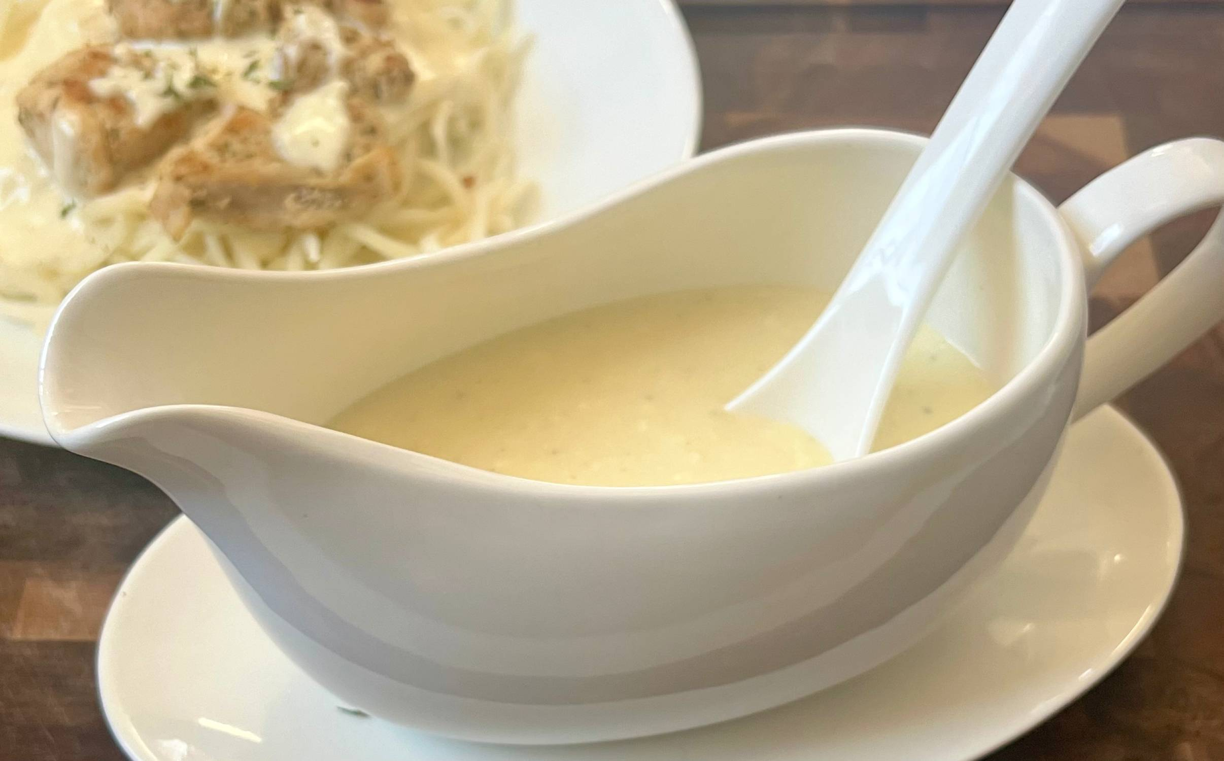 Keto Alfredo Sauce (Creamy, Low Carb & Ready in 10 Minutes)